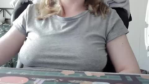 Snapshot of sarahpmummy chatting on April 27, 8:07 pm Sarah online show from April 27, 8:07 pm