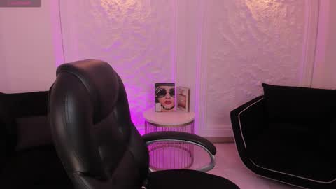 Snapshot of sarahrhodes_ chatting on December 3, 11:52 am Sarah Rhodes online show from December 3, 11:52 am