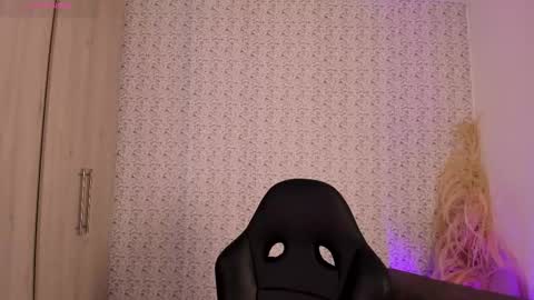 Sara jones   online show from February 4, 9:26 am