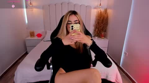Snapshot of sarajonesxxx chatting on May 8, 5:40 pm Sara jones online show from May 8, 5:40 pm