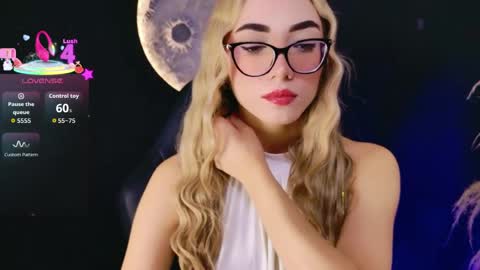 Snapshot of sarajonesxxx chatting on June 6, 2:00 pm Sara jones online show from June 6, 2:00 pm