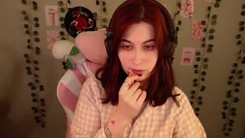 Snapshot of sarakinski chatting on February 9, 11:04 am Sara online show from February 9, 11:04 am