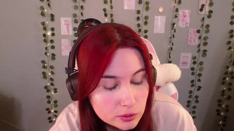 Snapshot of sarakinski chatting on December 22, 1:19 pm Sara online show from December 22, 1:19 pm