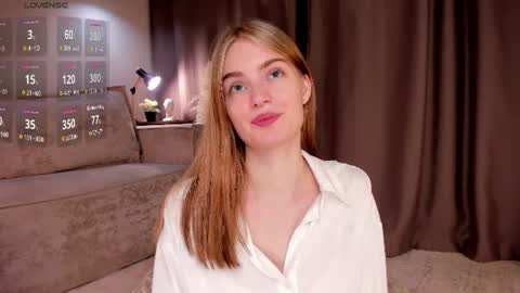 Snapshot of sarakinsly chatting on June 19, 9:18 pm Rosie online show from June 19, 9:18 pm