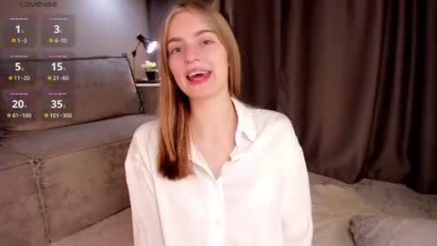 Snapshot of sarakinsly chatting on June 21, 9:06 pm Rosie online show from June 21, 9:06 pm