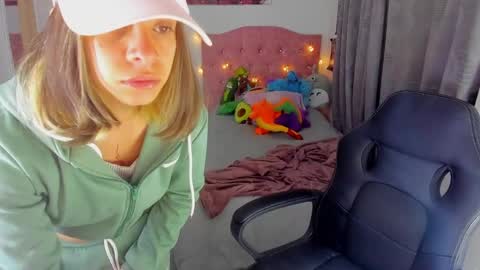 Snapshot of saralolo420 chatting on December 24, 12:44 am sara  online show from December 24, 12:44 am