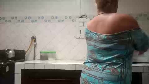 Saraloves online show from December 31, 3:31 pm