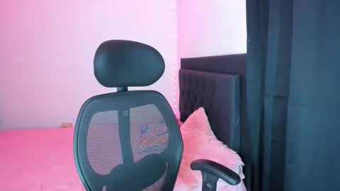 Snapshot of sarapiink chatting on December 17, 5:57 am Sara online show from December 17, 5:57 am