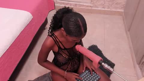 Snapshot of sasha_brownie_ chatting on December 5, 8:05 pm Sasha online show from December 5, 8:05 pm