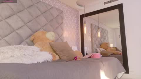 Snapshot of sasha_sinne chatting on May 28, 12:13 pm sasha_sinne online show from May 28, 12:13 pm