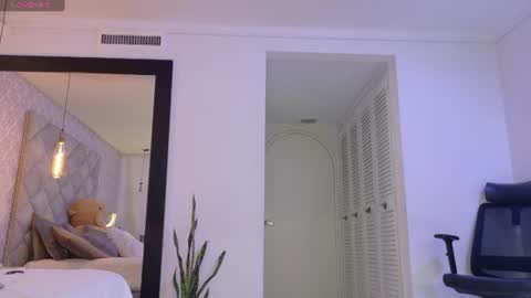 Snapshot of sasha_sinne chatting on June 19, 12:42 pm sasha_sinne online show from June 19, 12:42 pm