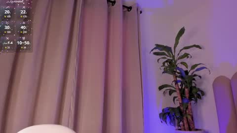 Snapshot of sasha_wolff chatting on September 18, 9:28 pm Sasha online show from September 18, 9:28 pm