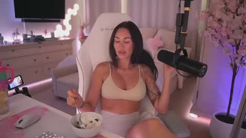 sashawest_official online show from June 17, 10:43 pm