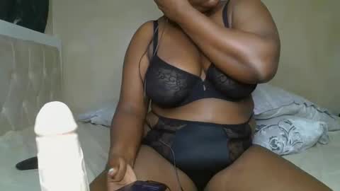 sassie_bee online show from December 16, 11:18 pm