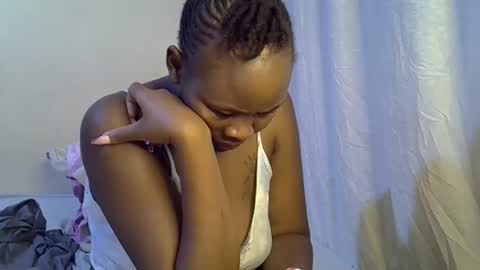 Snapshot of sassy_bella chatting on October 7, 12:41 am sassy_bella online show from October 7, 12:41 am