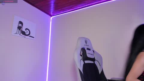    im expecting 300 thumbs up on my altar online show from January 6, 9:43 pm