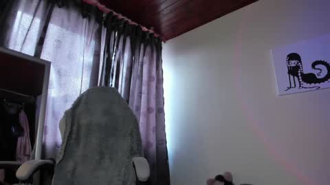    im expecting 300 thumbs up on my altar online show from January 28, 9:50 pm