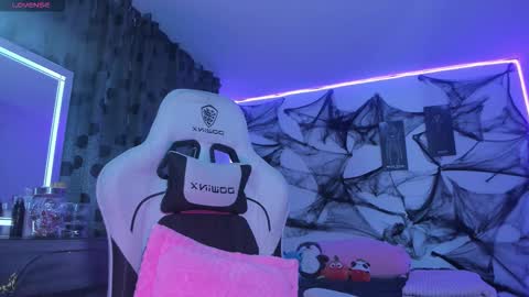    im expecting 300 thumbs up on my altar online show from October 4, 11:36 pm