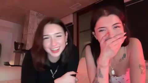 Snapshot of satans_snowbunny chatting on November 15, 1:47 am satans_snowbunny online show from November 15, 1:47 am