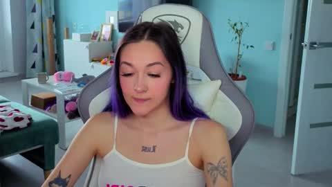 Snapshot of savage_lust_ chatting on May 6, 3:02 am Ariel online show from May 6, 3:02 am
