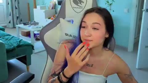 Snapshot of savage_lust_ chatting on June 15, 4:36 am Ariel online show from June 15, 4:36 am