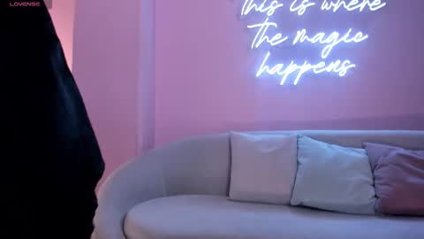 S a v a n n a h  online show from February 18, 10:33 am