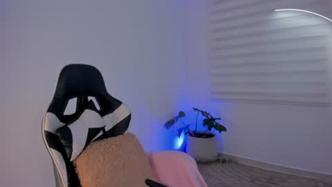 Savannahwildee online show from August 5, 11:24 am