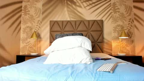 Scarleet online show from April 22, 7:59 pm