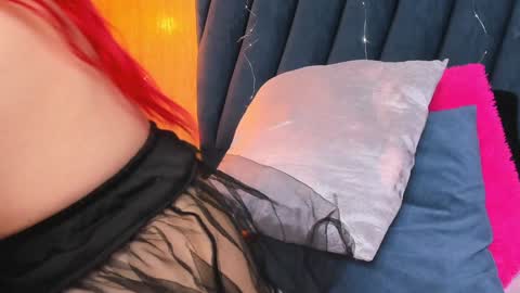 Snapshot of scarleett_jones chatting on December 3, 3:52 am scarleett jones online show from December 3, 3:52 am