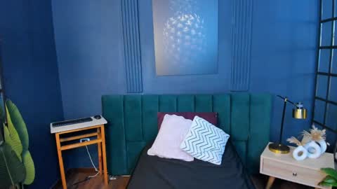 Scarlet Edwars online show from April 7, 7:03 pm