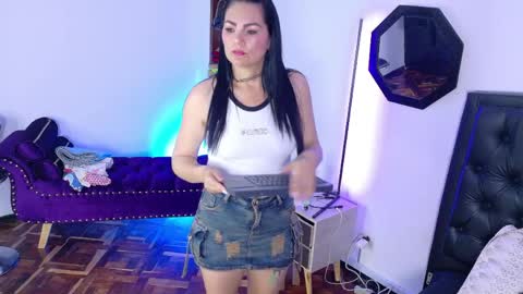 Snapshot of scarlet_hiit chatting on June 3, 4:15 am scarlet_hiit online show from June 3, 4:15 am