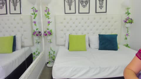 Snapshot of scarlet_stan22 chatting on January 8, 10:59 am Isa online show from January 8, 10:59 am