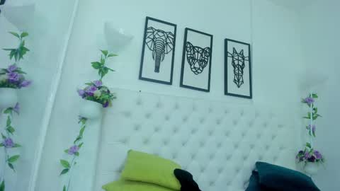 Snapshot of scarlet_stan22 chatting on February 12, 11:07 am Isa online show from February 12, 11:07 am