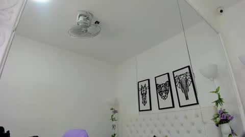 Snapshot of scarlet_stan22 chatting on February 21, 11:01 am Isa online show from February 21, 11:01 am