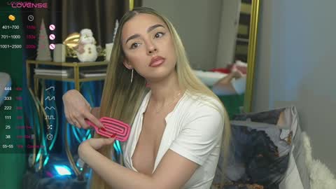 Snapshot of scarletcoles chatting on December 29, 2:06 am Scarlet online show from December 29, 2:06 am