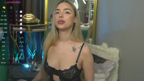 Snapshot of scarletcoles chatting on January 21, 1:18 am Scarlet online show from January 21, 1:18 am