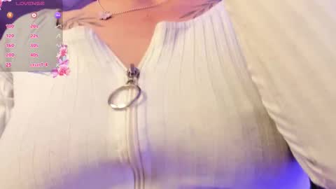 Snapshot of scarletgv chatting on November 24, 10:42 pm Scarlet online show from November 24, 10:42 pm