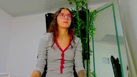 Snapshot of scarletjonesx chatting on November 14, 12:20 am Denis online show from November 14, 12:20 am