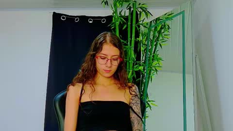 Snapshot of scarletjonesx chatting on November 27, 9:28 pm Denis online show from November 27, 9:28 pm