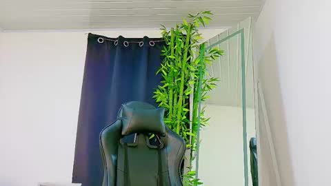 Snapshot of scarletjonesx chatting on December 2, 11:34 pm Denis online show from December 2, 11:34 pm