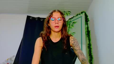 Snapshot of scarletjonesx chatting on December 14, 12:16 am Denis online show from December 14, 12:16 am