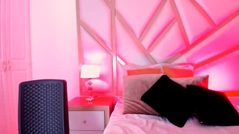 Scarlet online show from February 1, 4:00 pm