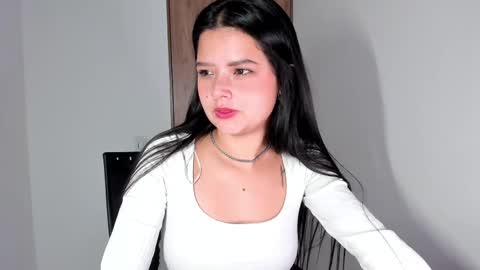 Snapshot of scarletrosee27 chatting on January 31, 9:37 am scarletrosee27 online show from January 31, 9:37 am