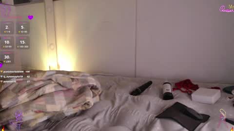 Scarlett Thumb up please help me 100 its important online show from April 26, 7:06 am