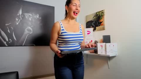 Snapshot of scarlett_moore_ chatting on May 6, 2:22 pm Scarlett online show from May 6, 2:22 pm