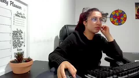 Snapshot of scarlett_sen chatting on December 2, 5:15 pm Mistress Scarlett online show from December 2, 5:15 pm