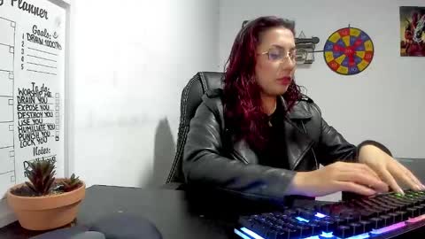 Snapshot of scarlett_sen chatting on December 3, 3:00 pm Mistress Scarlett online show from December 3, 3:00 pm