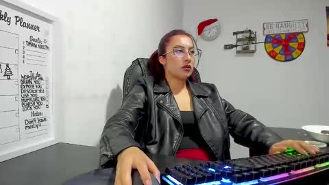 Snapshot of scarlett_sen chatting on December 21, 3:20 pm Mistress Scarlett online show from December 21, 3:20 pm