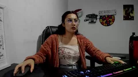 Snapshot of scarlett_sen chatting on January 4, 2:35 pm Mistress Scarlett online show from January 4, 2:35 pm