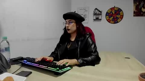 Snapshot of scarlett_sen chatting on January 18, 2:02 pm Mistress Scarlett online show from January 18, 2:02 pm